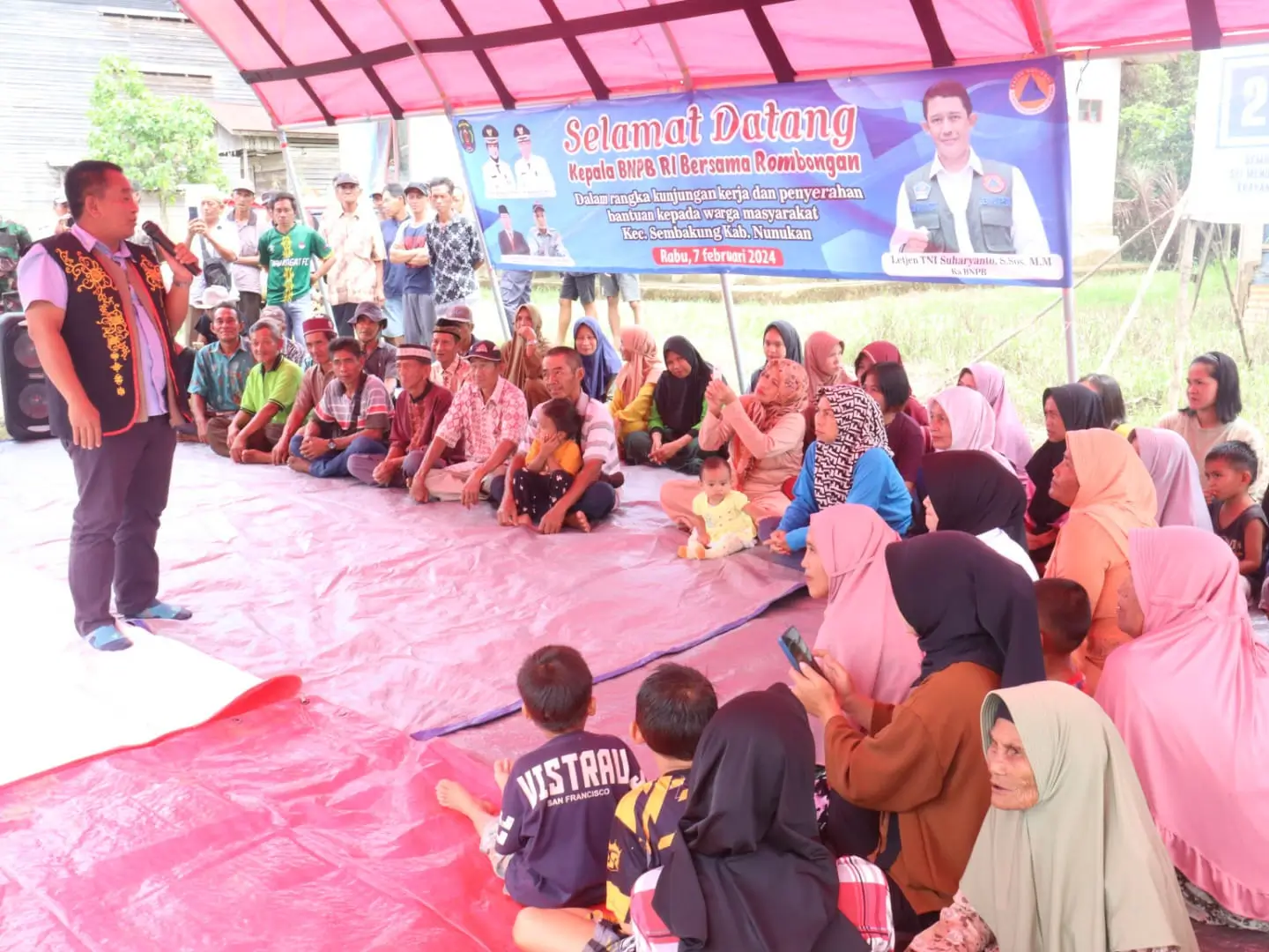 Deputi Bidang Penanganan Darurat BNPB Mayjen TNI Fajar Setyawan, S.I.P. berdiskusi dengan para warga yang terdampak bencana banjir di Kecamatan Sembakung, Kabupaten Nunukan, Kalimantan Utara, Rabu (7/2).